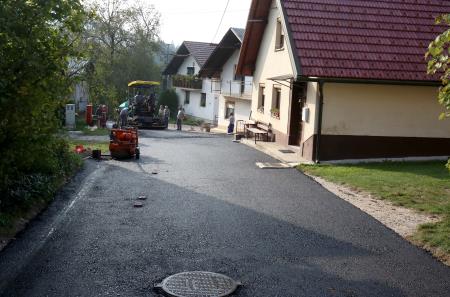 PODSLIVNICA  ASFALTIRANJE CESTE SKOZI VAS 02 FOTO LJUBO VUKELIČ